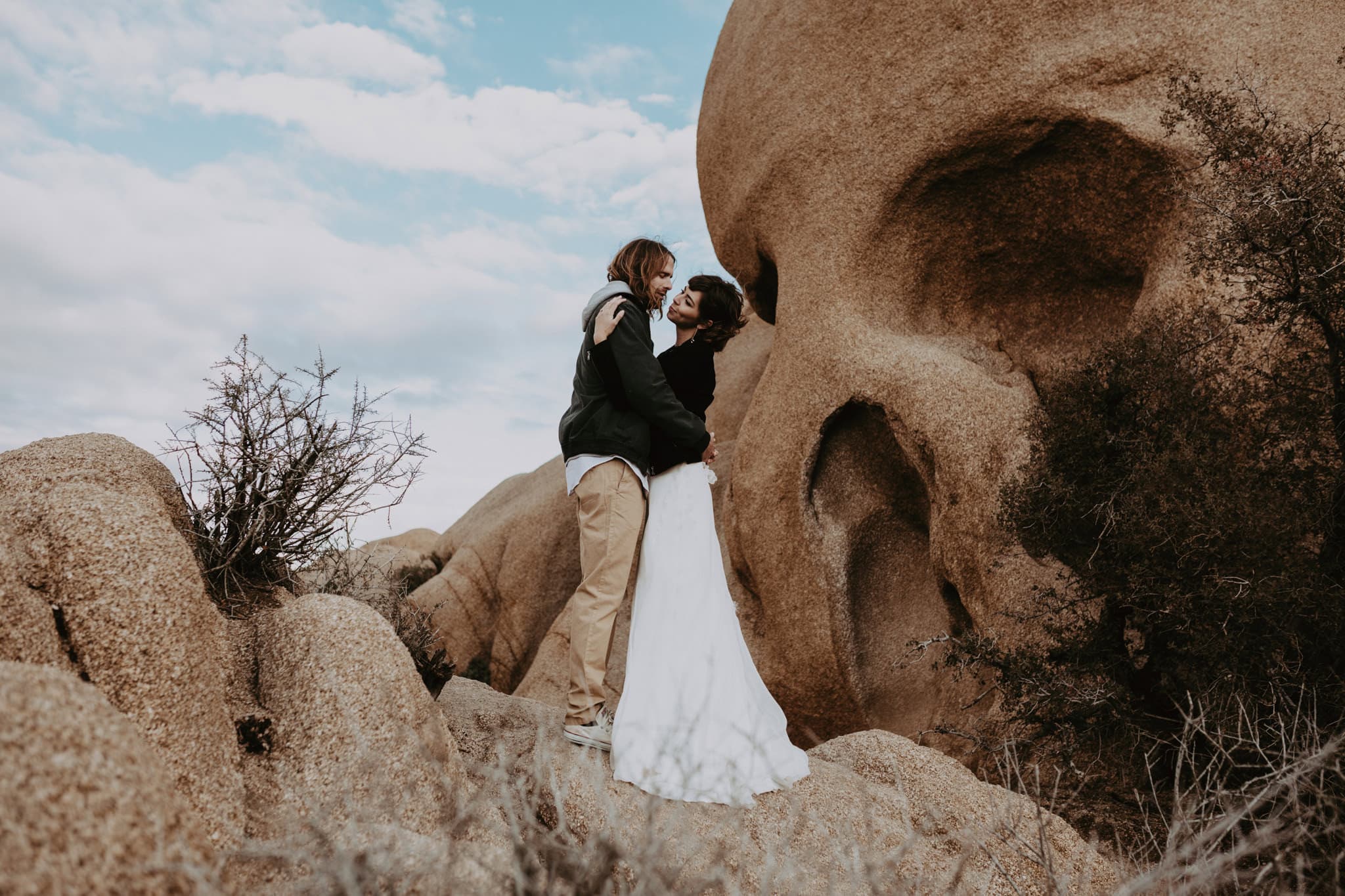 bride and groom kiss Joshua Tree Elopement Skull Rock Marcela Pulido Portland Wedding Photographer