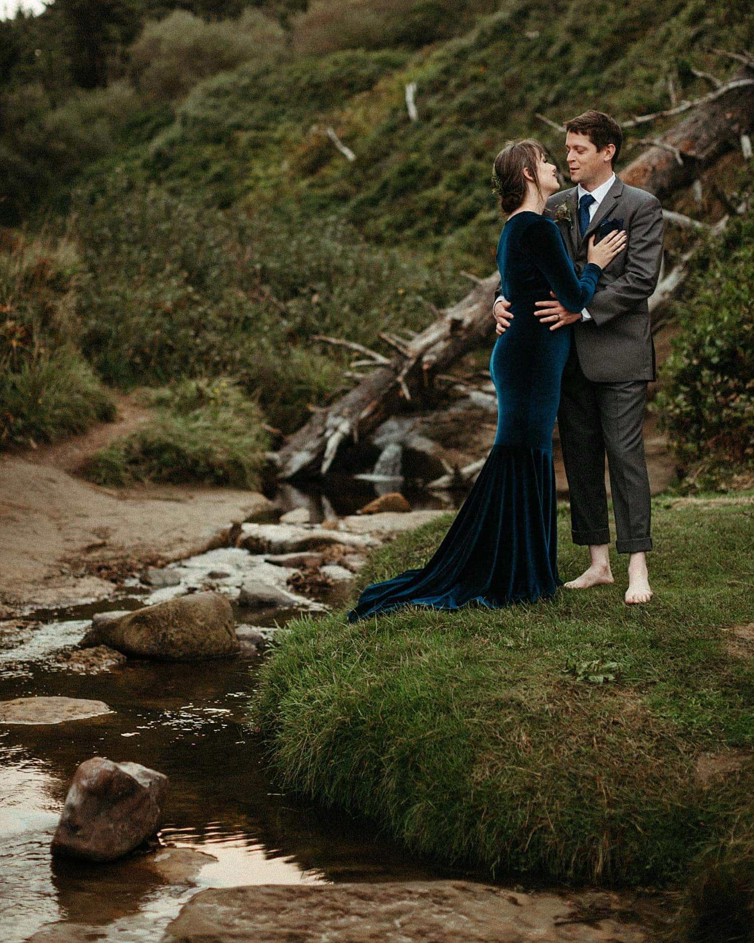 dark blue velvet wedding dress at this oregon coast elopement by marcela pulido photography