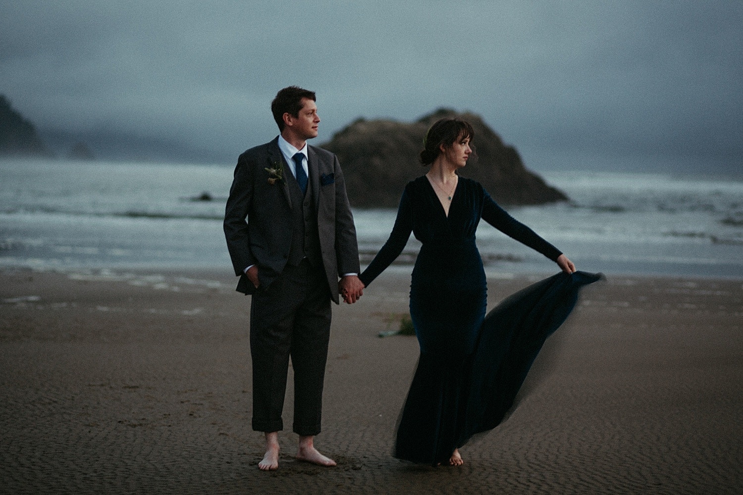 dark moody foggy oregon coast elopement portrait of newlywed couple at blue hour hug point by marcela pulido photography